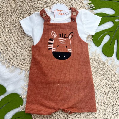 Jardineira Zebra Ferrugem e Camiseta Off 